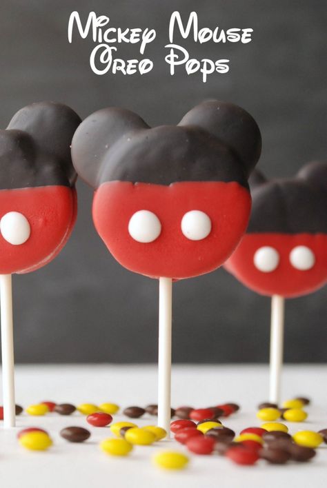 Mickey Mouse Oreo Pops -- these could not be cuter, and they are so easy to make! Mickey Mouse Bday, Mickey Mouse Parties, Cupcakes Decorados, Oreo Pops, Mickey Mouse Birthday Party, Cookie Pops, Mickey Party, Mickey Birthday, Minnie Party