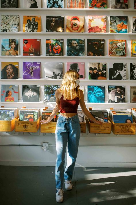 Record Shopping Outfit, Record Shop Outfit, Photoshoot In Store, Vintage Record Store Aesthetic, Record Store Pictures, Record Store Outfit, Thrift Shop Photoshoot, Music Store Photoshoot, Record Store Photos