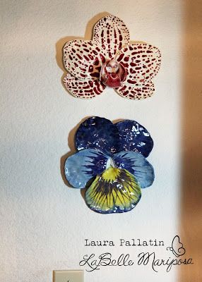 Ceramic Wall Flower, Useful Clay Art, Wall Art Pottery, Ceramic Craft Ideas, Cool Ceramics Ideas, Ceramics Wall Art, Ceramic Art Inspiration, Pansy Ceramic, Hanging Ceramic Art