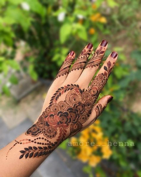 Camping Pictures, Front Mehndi Design, Simple Mehendi Designs, Mehndi Designs Bridal Hands, Mehndi Designs For Kids, Simple Mehndi Designs Fingers, Very Simple Mehndi Designs, Modern Mehndi Designs, Engagement Mehndi Designs