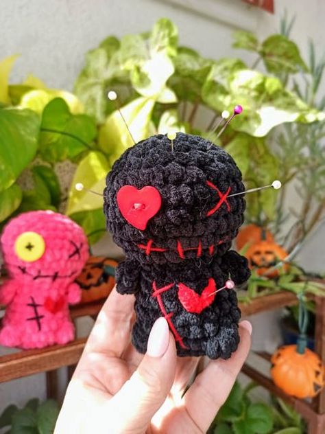 no-sew pattern No Sew Halloween Crochet, Voodoo Doll Pattern Free, Crochet Voodoo Doll Pattern Free, Crochet Voodoo Doll Pattern, Voodoo Doll Pattern, Crochet Voodoo Doll, Halloween Voodoo Doll, Crochet Voodoo, Cute Voodoo Doll