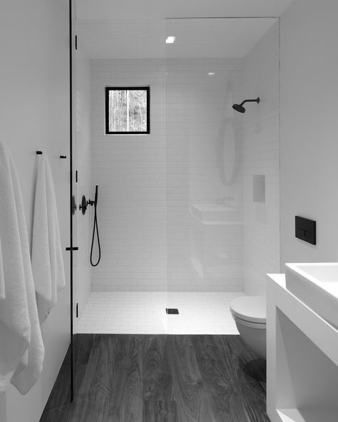 The minimalistic bathroom at the center of the studio separates the sleeping area from the living area . Makeover Kamar Mandi, Japanese Bathroom, Bad Inspiration, Decor Ikea, Minimalist Bathroom, Bath Room, Vintage Eclectic, Bathroom Renos, Small Bathroom Decor