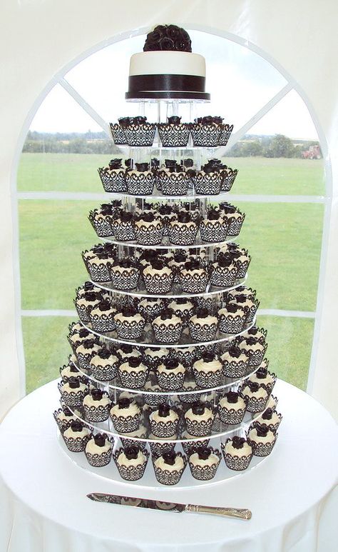 Record Plates, Simple Cupcakes, Wedding Cupcake Tower, Desserts Wedding, Wedding Cupcake Display, Cupcake Tower Wedding, Huge Cake, Black And White Wedding Cake, Cupcakes Wedding