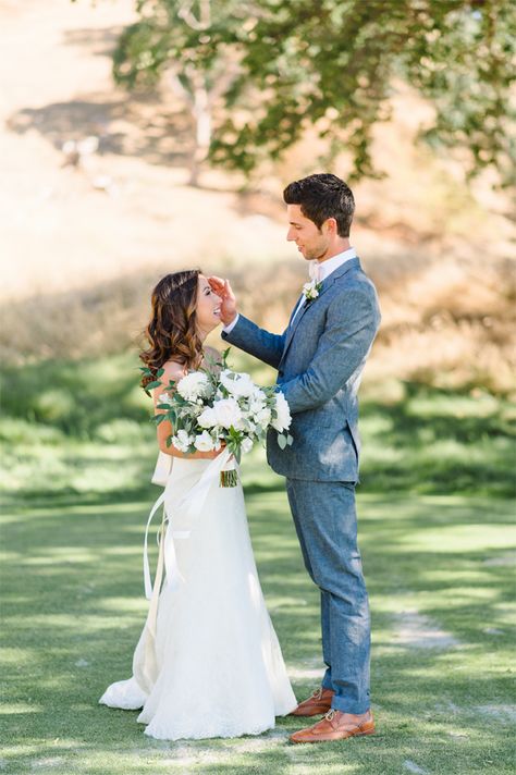 Same Height Couple Wedding Photos, Same Height Bride And Groom, Tall Short Couples, Wedding Photos Height Difference, Bride And Groom Same Height, Tall Boyfriend Short Girlfriend Poses, Tall And Short Couple, Bride Taller Than Groom Poses, Height Difference