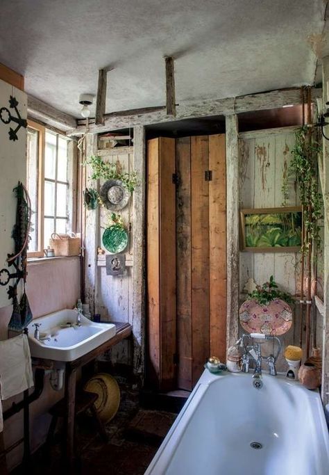 Minimalism doesn't mean getting rid of everything you own! Instead choose to hang onto your prized possessions & show them off like they deserve. Bohemian Bathroom Decor, Period Living, Bohemian Bathroom, Cottage Bathroom, Bad Inspiration, Boho Bathroom, Bohemian Interior, Design Del Prodotto, Rustic Bathroom