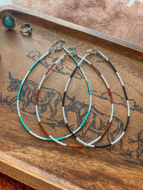 simple  hand beaded choker Western Beaded Necklace, Diy Western Jewelry, Native Crafts, Beaded Stuff, Cowgirl Fashion, Beautiful Chokers, Painted Hats, Silver Chain For Men, Cowgirl Jewelry