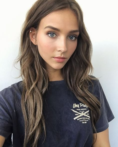 Haircolor Inspiration Blue Brown Hair, Cool Brown Hair, Pale Skin Hair Color, Ash Brown Hair Color, Brown Hair Shades, Ash Brown Hair, Brown Hair Looks, Ash Hair Color, Popular Hair