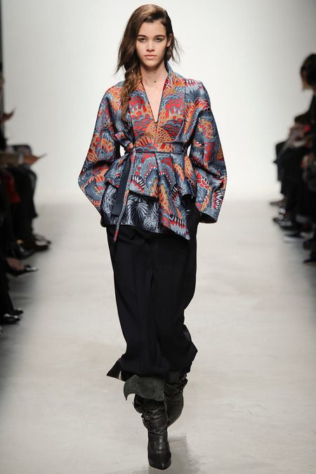 Leonard Fall 2014 RTW Look 21 How To Wear Kimono, Ethno Style, Batik Fashion, Kitenge, Looks Street Style, Miami Fashion, Long Jacket, 가을 패션, Inspiration Mode