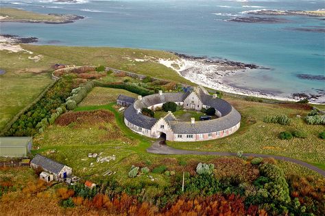 Griminish - North Uist owned by Lord Granville | par Chris Murray2 Scottish Mountains, Scotland Vacation, Outer Hebrides, Gate House, Scottish Landscape, Queen Mother, English Country House, Round House, Beautiful Places Nature