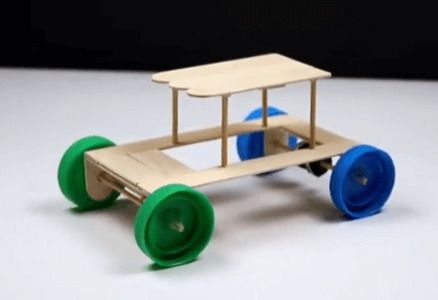 Popsicle Stick Car, Car Crafts For Kids, Race Car Craft, Pop Stick Craft, Car Crafts, Sticks Crafts, Paddle Pop, Diy Popsicle Stick Crafts, Teaching Stem