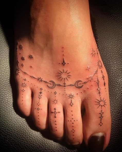 Toe Tattoo, Tattoos Back, Toe Tattoos, Tattoos Quotes, Moon Tattoos, Quotes Meaningful, Back Of Neck Tattoo, Inspiration Tattoos, Star Tattoo