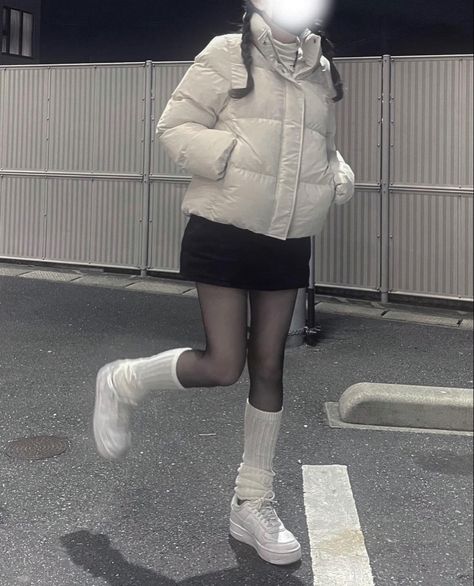 White Puffer Jacket Outfit Korean, Acubi Fashion Japan, Wonyoungism Outfits Winter, White Puff Jacket Outfit, Asian Aesthetic Outfits, Casual Asian Fashion, Black Skirt Outfit Winter, Japan Outfit Winter, Winter Outfits Korean