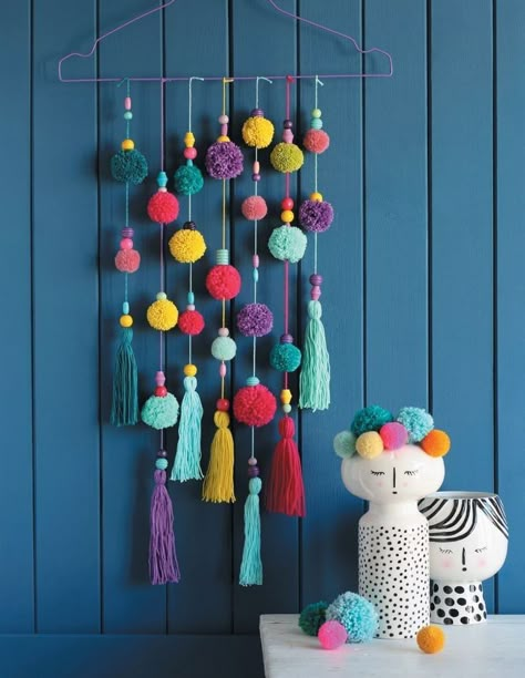 Pompon Diy, Simpul Makrame, Koti Diy, Diy Yarn Crafts, Pom Pom Crafts, Wall Hanging Crafts, Yarn Diy, Wool Crafts, Diy Crafts For Home Decor