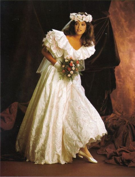 20 Charming Photos That Defined Bridal Gowns in the 1980s ~ Vintage Everyday 80’s Wedding Dresses, 1990s Wedding Photos, 1980 Wedding Dress, 80s Bride, Flamenco Style Wedding Dress, 80s Wedding Aesthetic, 90s Wedding, Wedding Dresses 80s, 1980s Wedding Dress