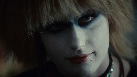 Bladerunner inspired makeup Pris Blade Runner, Blade Runner Pris, Blade Runner Wallpaper, Blade Runner 1982, Daryl Hannah, Noir Movie, Movie Mistakes, Ridley Scott, Retro Waves