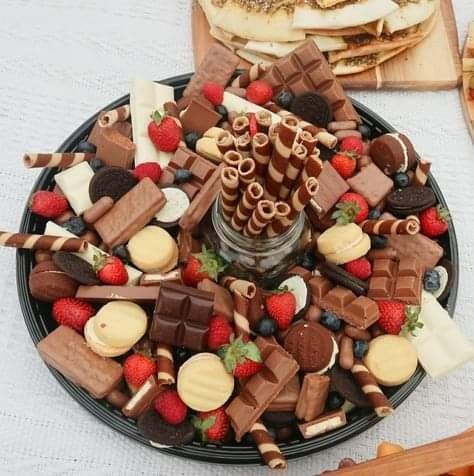 Chocolate Graze Board, Late Night Snacks For Party, Chocolate Grazing Board, Christmas Sweet Platter Ideas, Chocolate Buffet Ideas, Chocolate Platter Board, Dessert Grazing Platter, Sweet Platter Ideas Parties, Sweet Grazing Platter