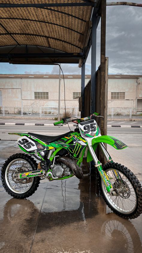 Dirt Scooter, Kawasaki Dirt Bikes, Kawasaki Kx 250, Motocross Love, Cool Dirt Bikes, Dirt Bike Racing, Image Moto, Motorcross Bike, Horse Artwork