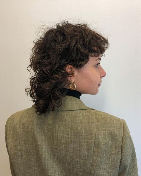 Coiffeurstory✂️Yannick & Gabby on Instagram: "Mullet elegance ✂️ for @anabelle_vx 📷 @not_yourself #mulletmonday#elevatehair#mullet#curlybangs#shaggyhair#razorcuts#mullethaircut#hairnerds#edgyhair#infringemagazine#80shair#coiffeurparis#dazedbeauty#hairslayerz#esteticamagazine#hairbrained#babymullet#laparisienne" Short Curly Wolf Cut, Long Curly Shag, Baby Mullet, Curly Mullet Hairstyle Women, Curly Hair Mullet, Curly Shag, Hair Threading, Curly Cut, Haircut Inspo