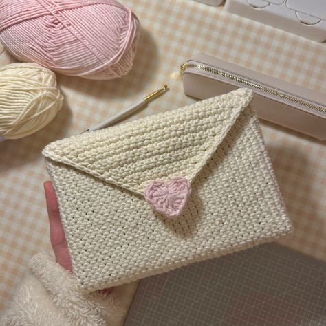 Love Letter Book Sleeve, Knit A Blanket, Crochet Book Sleeve, 40s Mode, Baby Blanket Knit, Crochet Blanket Stitch, Crochet A Blanket, Easy Crochet Flower, Letter Book