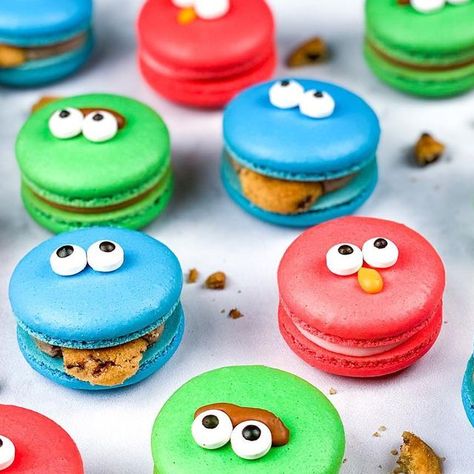 Royal Icing Meringue Powder, Disney Macaroons Recipe, Disney Macaroons, Fun Shaped Macarons, Ocean Macarons, Sesame Street Macarons, Macaron Art, Art Recipes, Candy Eyes