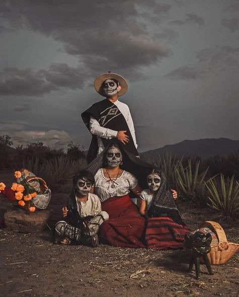 Mexican Halloween, Mini Altar, Sugar Skull Girl, Mexican Culture Art, Photoshoot Themes, Mexican American, Mexican Culture, Mexican Art, Day Of The Dead