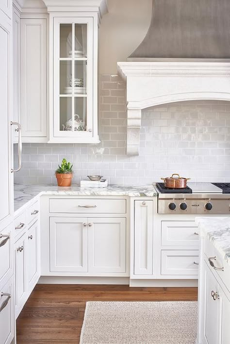 White Kitchen Backsplash, Kitchen Hood, New Kitchen Cabinets, Kitchen Hoods, White Kitchen Design, Kitchen Range, White Kitchens, Classic Kitchen, Backsplash Kitchen