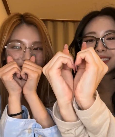 Yuna And Yeji, Yeji Live, Itzy Instagram, Yuna Yeji, Yeji Yuna, Shin Yuna, Hwang Yeji, Sisters Forever, Insta Live