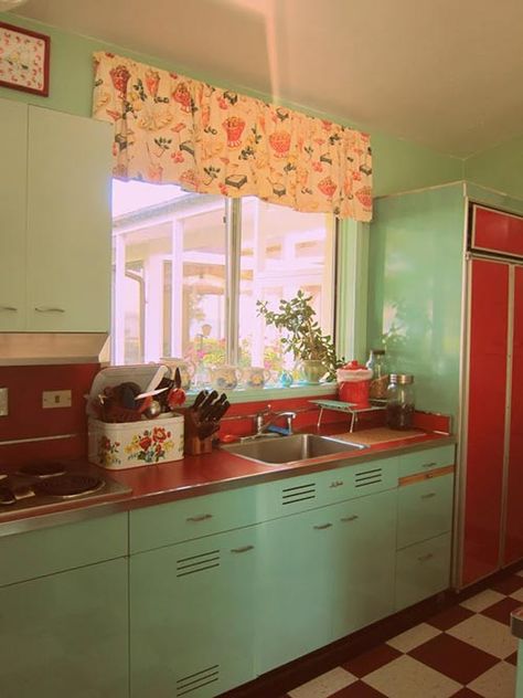 red-kitchen-counter-tops.  The cottage of my childhood has red linoleum counters with steel bands at the edges.  They were so cool! Kitchen With Green Cabinets, Green Interior Decor, Mint Kitchen, Metal Kitchen Cabinets, Colorful Kitchen Decor, Kitschy Kitchen, Retro Renovation, Smitten Kitchen, Green Cabinets