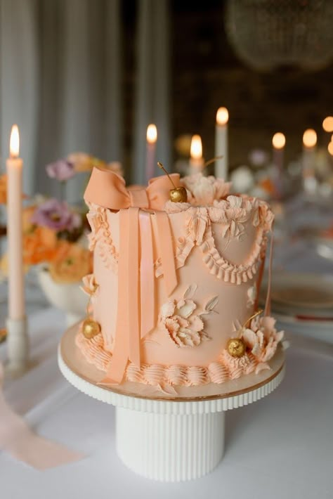 Peach Fondant Cake, Maximalist Birthday Cake, Fall Vintage Cake, Vintage Bow Cake, Wedding Cake Retro, Peach Colour Cake, Peach Color Cake, Peach Cake Design, Retro Cake Design