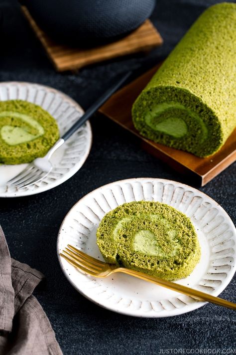 A fluffy sponge cake filled with fresh green tea powder cream, Matcha Swiss Roll is a favorite Japanese sweet treat for dessert or snack time. Matcha Roll Cake Recipe, Matcha Swiss Roll, Matcha Roll Cake, Fluffy Sponge Cake, Sponge Cake Roll, Matcha Cream, Sponge Cake Filling, Matcha Milk, Easy Japanese Recipes