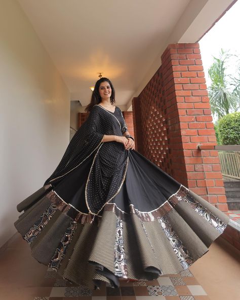 A black beauty that is truly a match if black is your favourite colour 🖤 @rups_boutique #garba #navratrispecial #gujrati #dandiya #usa #india #chaniyacholicollection #desi Black Choli Designs, Dandiya Look, Black Saree Look, Garba Look, Black Choli, Navratri Ideas, Navratri Look, Garba Outfit, Chaniya Choli Designs