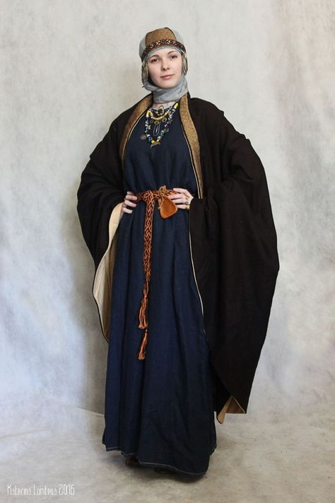 Aged Clothing, Russian Clothing, Viking Dress, Medieval Woman, Medieval Clothes, Viking Clothing, Medieval Costume, Folk Dresses, Medieval Dress