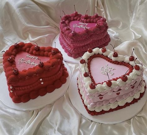 Strawberry Heart Cake, 26 Birthday Cake, Simple Birthday Cake Designs, 19th Birthday Cakes, Red Birthday Cakes, Ugly Cakes, Shaped Cakes, Vintage Birthday Cakes, Pinterest Cake