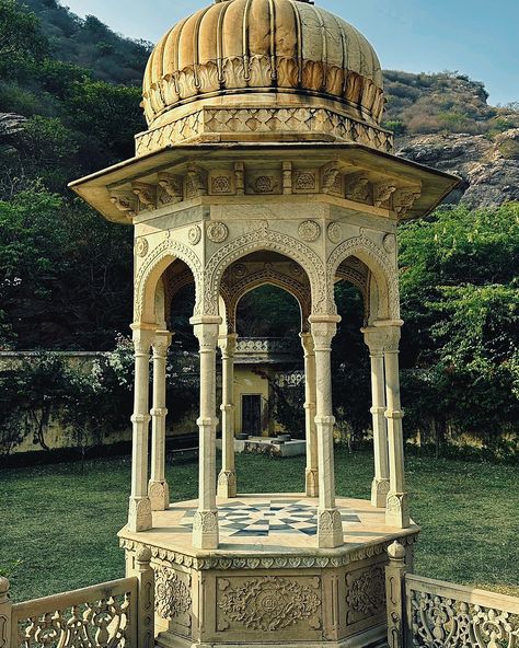 Gaitor Ki Chhatriyan, located in Jaipur, Rajasthan, is a royal cremation site featuring a collection of intricately designed cenotaphs, also known as chhatris. These memorials are dedicated to the Kachwaha Rajput kings and showcase exquisite Rajput architecture, blending marble carvings and detailed craftsmanship. 🏛️ The most notable cenotaphs belong to Maharaja Sawai Jai Singh II, the founder of Jaipur, and Maharaja Sawai Madho Singh II. Each chhatri is adorned with delicate floral patterns... Rajput Architecture, Rajasthan Haveli, Rajasthan Palace Interiors, Palace In Rajasthan, Rajasthani Palace, Royal Gaitor Jaipur, Marble Carving, Jaipur, Design Inspo