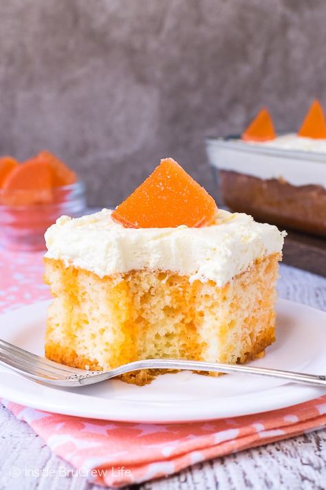 This Orange Creamsicle Poke Cake is the perfect summer dessert.   This cool, creamy and delicious cake will not last long when you share it at parties or picnics this year. Pudding Icing, Lemon Snack, Creamsicle Cake, Jello Cake, Pig Cake, Poke Cake Recipes, Poke Cakes, Best Cake Recipes, Orange Creamsicle