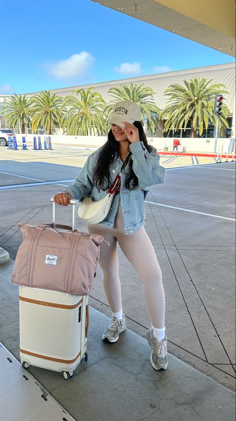 Airport outfit ideas Comfy Airport Outfit Long Flight, Airport Fit Summer, Roadtrip Outfit Comfy Summer, Road Trip Outfit Summer Casual Comfy, Airport Outfits Comfy, Airport Outfit Summer Beach, Comfy Outfits For Traveling, Cute Airport Outfit Summer, Comfy Airport Outfit Summer