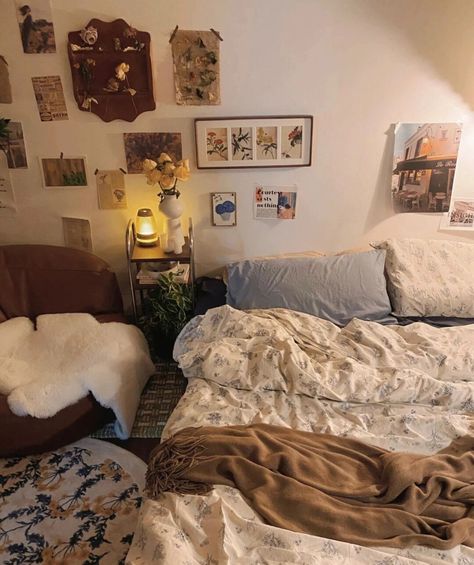 Room Ideas Comfy, Bedroom Upgrades, Nyc Bedroom, Blanket Forts, College Dorm Room Ideas, Studio Aesthetic, Bedroom Upgrade, House Vibes, Dorm Room Ideas