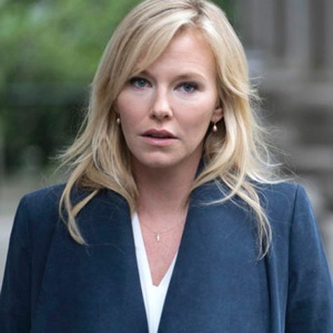 Kelli Giddish Hair, Kelly Giddish Hair, Amanda Rollins Svu, Detective Fashion, Rollisi Svu, Alex Cabot, Kelli Giddish, Amanda Rollins, Baby Surprise