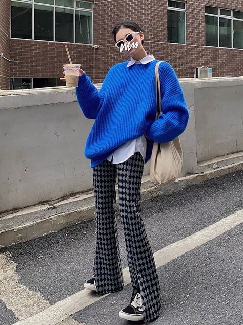 Pop Of Blue Outfit, Funky Winter Fashion, Winter Outfits Funky, High Contrast Outfits Color Combos, Winter Funky Outfits, Purple Fall Outfits For Women, Casual Funky Outfits, Patterned Sweater Outfit, Oversized Shirt Work Outfit