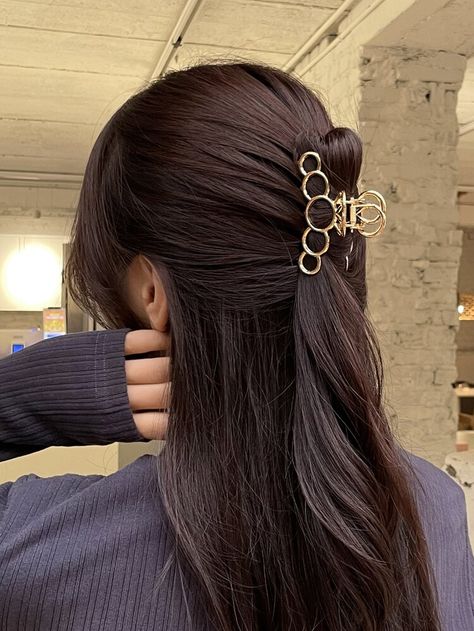 DAZY Geo Decor Hair Claw | SHEIN USA Cut Curly Hair, Korean Jewellery, Hair Stylies, Hair Claws, Claw Clips, Easy Hairstyles For Long Hair, Hair Strand, Asian Hair, Korean Hairstyle