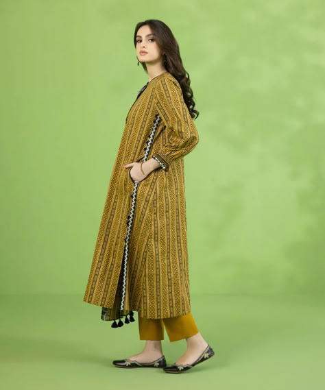 Lawn Dress Design, Casual Dresses For Girls, Summer Casual Dresses, Simple Long Dress, Simple Dress Casual, Stylish Kurtis Design, Beautiful Casual Dresses, Stylish Short Dresses, Stitching Ideas