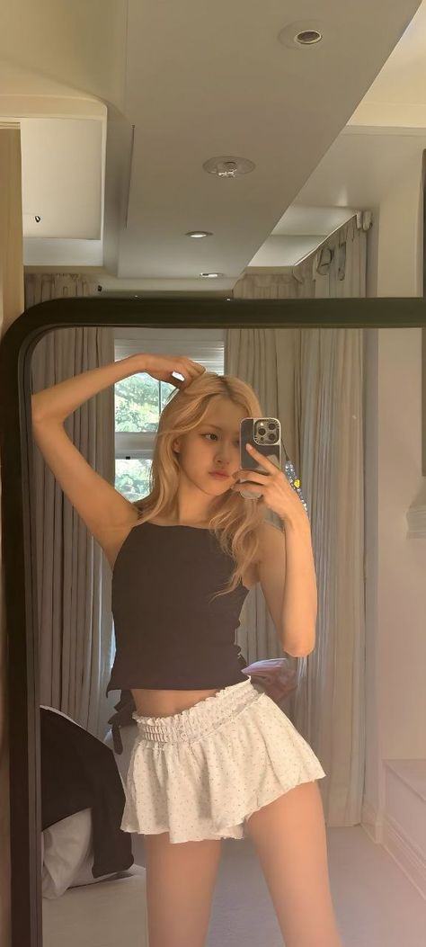 Rose Mirror, Rose And Rosie, Bp Rosé, Wallpaper Fashion, Rosie Posie, Park Rosé, Rose Park, Rose Icon, Blackpink Wallpaper