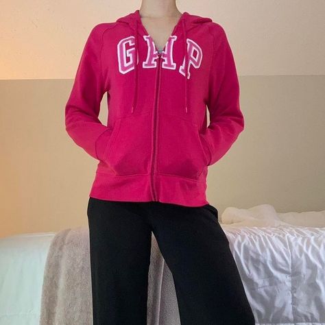 Hot Pink GAP zip up Hoodie Gap Hoodies, Gap Zip Up Hoodie, Hoodie Gap, Winter Model, Junior Year, Gap Sweater, Hoodie Outfit, Gap Women, Streetwear Y2k