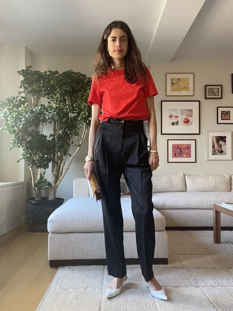 Red Tshirt Outfit, Shirt Layering Outfit, Leandra Medine Style, Dark Sweater, Leandra Medine, Red Tank Tops, Old Jeans, How To Wear Scarves, A Bridge