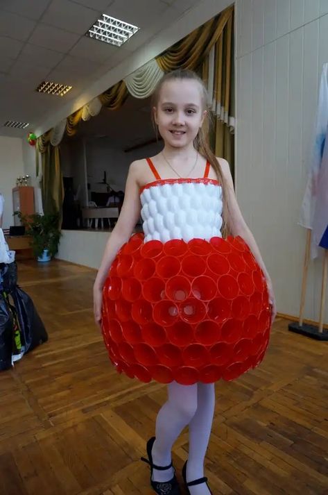 Recycled Dress For Kids, Recycled Fashion Diy, Recycled Dress Ideas, Recycled Gown, Fancy Dress Costumes Kids, Recycled Costumes, Fancy Dress Competition, Recycled Outfits, Unusual Dresses