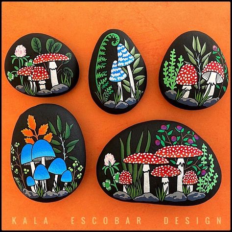 Stone Art Diy, Drawing Rocks, Garden Rocks, Mushroom Paint, Mushroom Crafts, Rock Flowers, Mushroom Drawing, Art Stone, Beach Glass Art