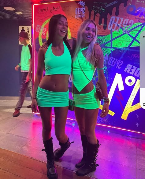 Bariloche Outfits, Rave Dress, Neon Party, Summer Bucket, Club Outfits, Bari, Glow In The Dark, The Darkest