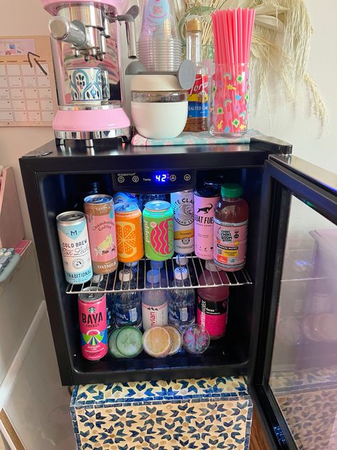 Fridge In Bedroom Ideas, Snack Bar In Bedroom, Mini Fridge In Bedroom Organization, Mini Fridge Aesthetic, Mini Drink Fridge, Fridge In Bedroom, Mini Fridge In Bedroom Aesthetic, Mini Fridge In Bedroom, Dream Fridge