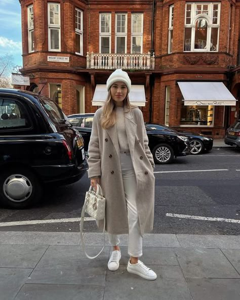 Clothes Aesthetic Winter, Korea Winter Outfit, Cream Coat Outfit, Winter Outfit Minimal, Winter Outfits Inspiration, Outfits Inspo Aesthetic, Kate Hutchins, Dior Street Style, Winter Outfits Blackgirl