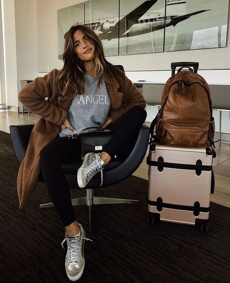 Comfy airport outfit Airport Outfit Winter, Comfy Airport Outfit, Airport Travel Outfits, Travel Attire, Travel Airport, Winter Travel Outfit, Outfit For Travel, Airport Travel, Cozy Coats